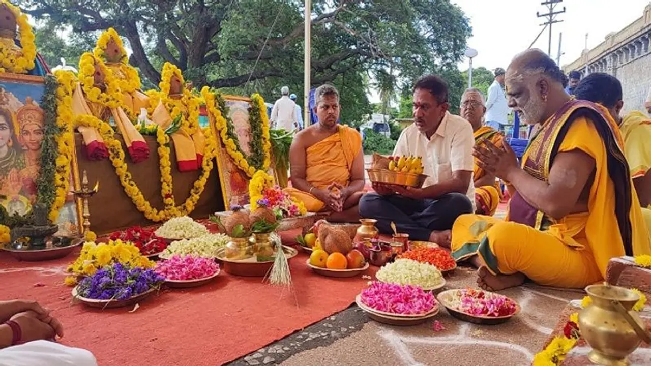 ಮಂಡ್ಯ: ಕೆಆರ್ಎಸ್ನಲ್ಲಿ ಪರ್ಜನ್ಯ ಹೋಮ, ಭಾರೀ ಮಳೆ ಮಂಡ್ಯ: ಕೆಆರ್ಎಸ್ನಲ್ಲಿ ಪರ್ಜನ್ಯ ಹೋಮ, ಭಾರೀ ಮಳೆ