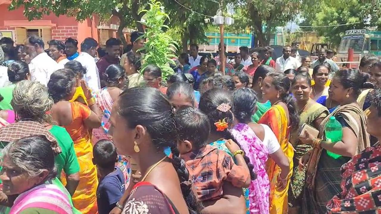 திண்டுக்கல்லில் கோவில் திருவிழாவில் இரு தரப்பினரிடையே மோதல்; பதற்றம் காரணமாக போலீசார் குவிப்பு