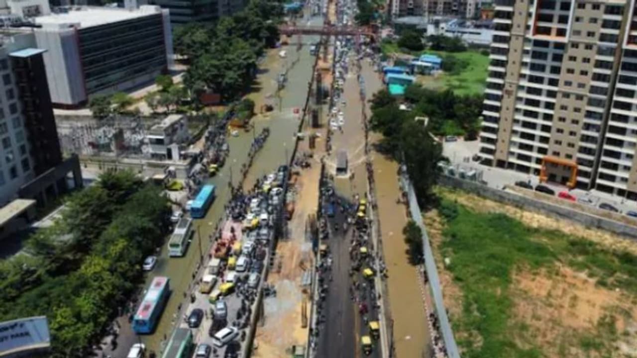 മോശം പ്രകടനത്തിന് രാജി ആവശ്യപ്പെട്ടു, മലയാളി യുവാവിന്റെ പണിയിൽ ടെക് പാർക്കിൽ ഒഴിപ്പിച്ചത് 500 ലധികം പേരെ!