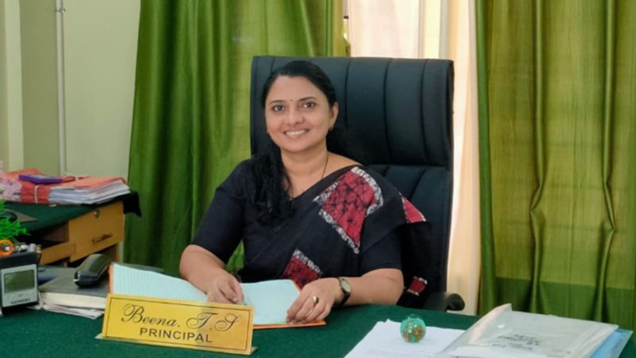 കേരളത്തിന് തന്നെ റോൾ മോഡലായി മാറിയ ബീന ടീച്ചർക്ക് അമ്മയാണ് റോൾ മോഡൽ കേരളത്തിന് തന്നെ റോൾ മോഡലായി മാറിയ ബീന ടീച്ചർക്ക് അമ്മയാണ് റോൾ മോഡൽ