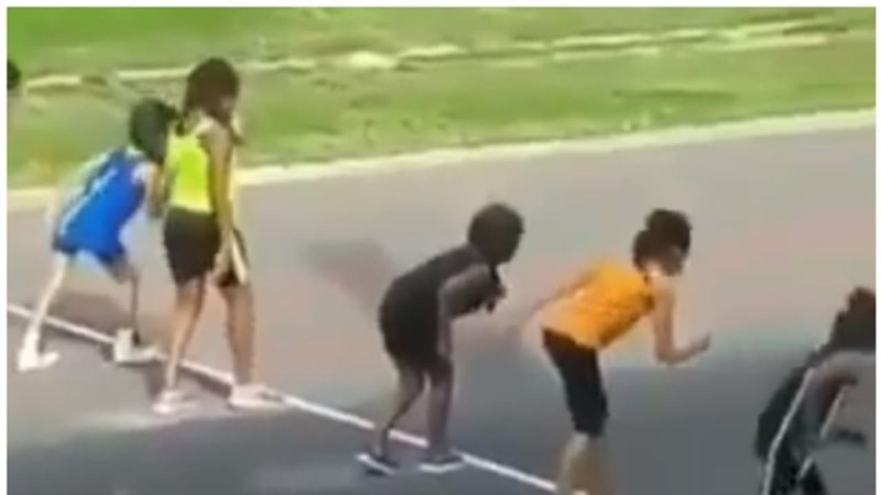 ഏറ്റവും മികച്ച പോരാളി: ഓട്ടമത്സരത്തില് ഭിന്നശേഷിയായ കുട്ടിയുടെ ദൃഢനിശ്ചയത്തിന് കൈയടിച്ച് നെറ്റിസണ്സ് ഏറ്റവും മികച്ച പോരാളി: ഓട്ടമത്സരത്തില് ഭിന്നശേഷിയായ കുട്ടിയുടെ ദൃഢനിശ്ചയത്തിന് കൈയടിച്ച് നെറ്റിസണ്സ്