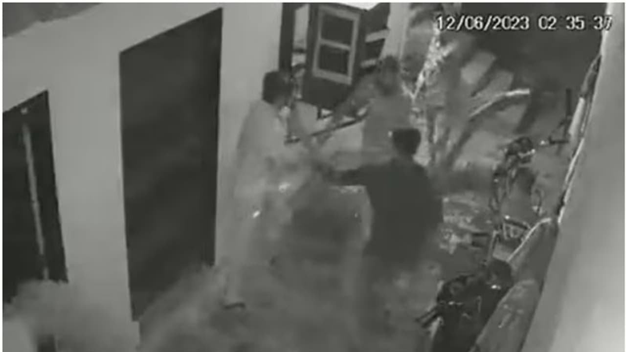 വാഷ് റൂം തുറന്നുകൊടുത്തില്ല, റസ്റ്റോറന്റ് ജീവനക്കാരുമായി കൂട്ടയടി; ഐഎഎസ്, ഐപിഎസ് ഓഫിസർമാർക്ക് സസ്പെൻഷൻ വീഡിയോ വാഷ് റൂം തുറന്നുകൊടുത്തില്ല, റസ്റ്റോറന്റ് ജീവനക്കാരുമായി കൂട്ടയടി; ഐഎഎസ്, ഐപിഎസ് ഓഫിസർമാർക്ക് സസ്പെൻഷൻ വീഡിയോ