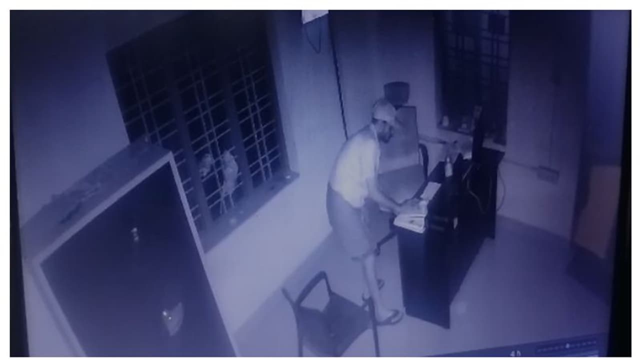 വടക്കഞ്ചേരി തേനിടുക്കിന് സമീപം സ്വകാര്യ സ്ഥാപനത്തിൽ മോഷണം; അര ലക്ഷം കവർന്നു വടക്കഞ്ചേരി തേനിടുക്കിന് സമീപം സ്വകാര്യ സ്ഥാപനത്തിൽ മോഷണം; അര ലക്ഷം കവർന്നു