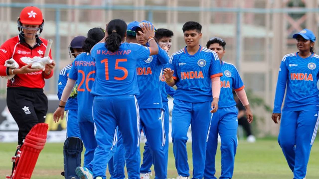 34 ரன்கள் எடுத்த ஹாங்காங்: இந்திய வீராங்கனை ஸ்ரேயங்கா பாட்டீல் 5 விக்கெட் வீழ்த்தி சாதனை! 34 ரன்கள் எடுத்த ஹாங்காங்: இந்திய வீராங்கனை ஸ்ரேயங்கா பாட்டீல் 5 விக்கெட் வீழ்த்தி சாதனை!