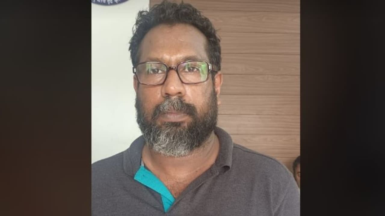 സിങ്കപ്പൂരില് ജോലി വാഗ്ദാനം ചെയ്ത് തട്ടിപ്പ്: യുവാവ് അറസ്റ്റില് സിങ്കപ്പൂരില് ജോലി വാഗ്ദാനം ചെയ്ത് തട്ടിപ്പ്: യുവാവ് അറസ്റ്റില്