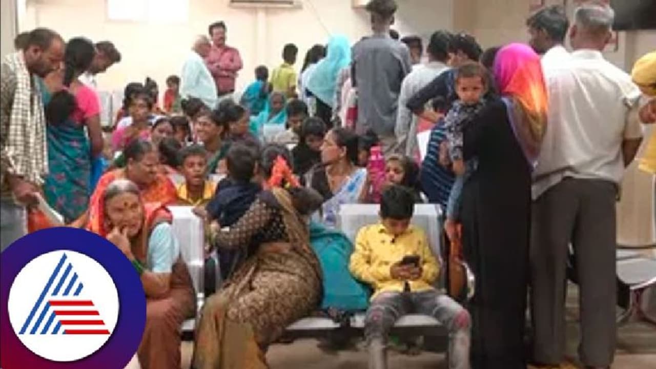 ಧಾರವಾಡ: ಕಾಂಗ್ರೆಸ್ ಗ್ಯಾರಂಟಿ ಸ್ಕೀಂ, ಆಧಾರ ಕೇಂದ್ರಕ್ಕೆ ಮುಗಿಬಿದ್ದ ಜನ! 