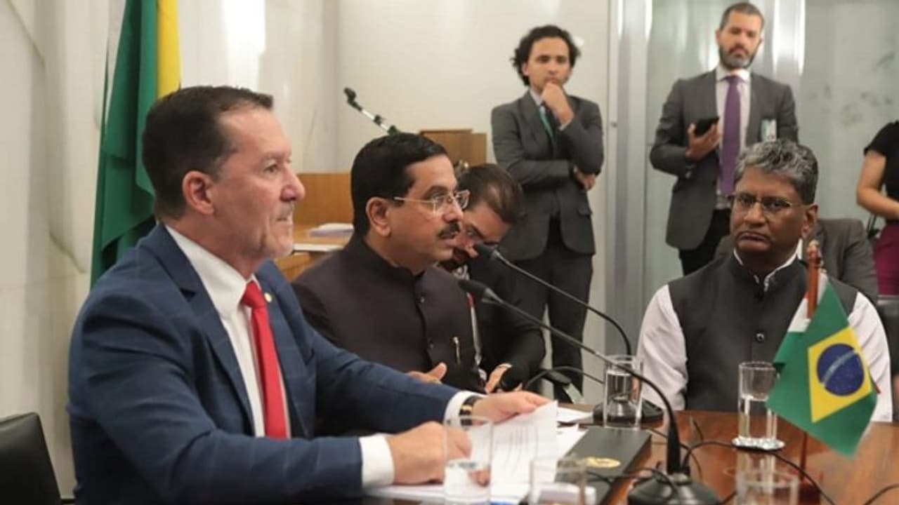 ಧಾರವಾಡ ಸಂಸದ ಪ್ರಲ್ಹಾದ್ ಜೋಶಿ ನೇತೃತ್ವದಲ್ಲಿ ಬ್ರೆಜಿಲ್ಗೆ ಸೌಹಾರ್ದ ಭೇಟಿ: 10 ಜನರ ನಿಯೋಗದಿಂದ 3 ದಿನ ಪ್ರವಾಸ ಧಾರವಾಡ ಸಂಸದ ಪ್ರಲ್ಹಾದ್ ಜೋಶಿ ನೇತೃತ್ವದಲ್ಲಿ ಬ್ರೆಜಿಲ್ಗೆ ಸೌಹಾರ್ದ ಭೇಟಿ: 10 ಜನರ ನಿಯೋಗದಿಂದ 3 ದಿನ ಪ್ರವಾಸ