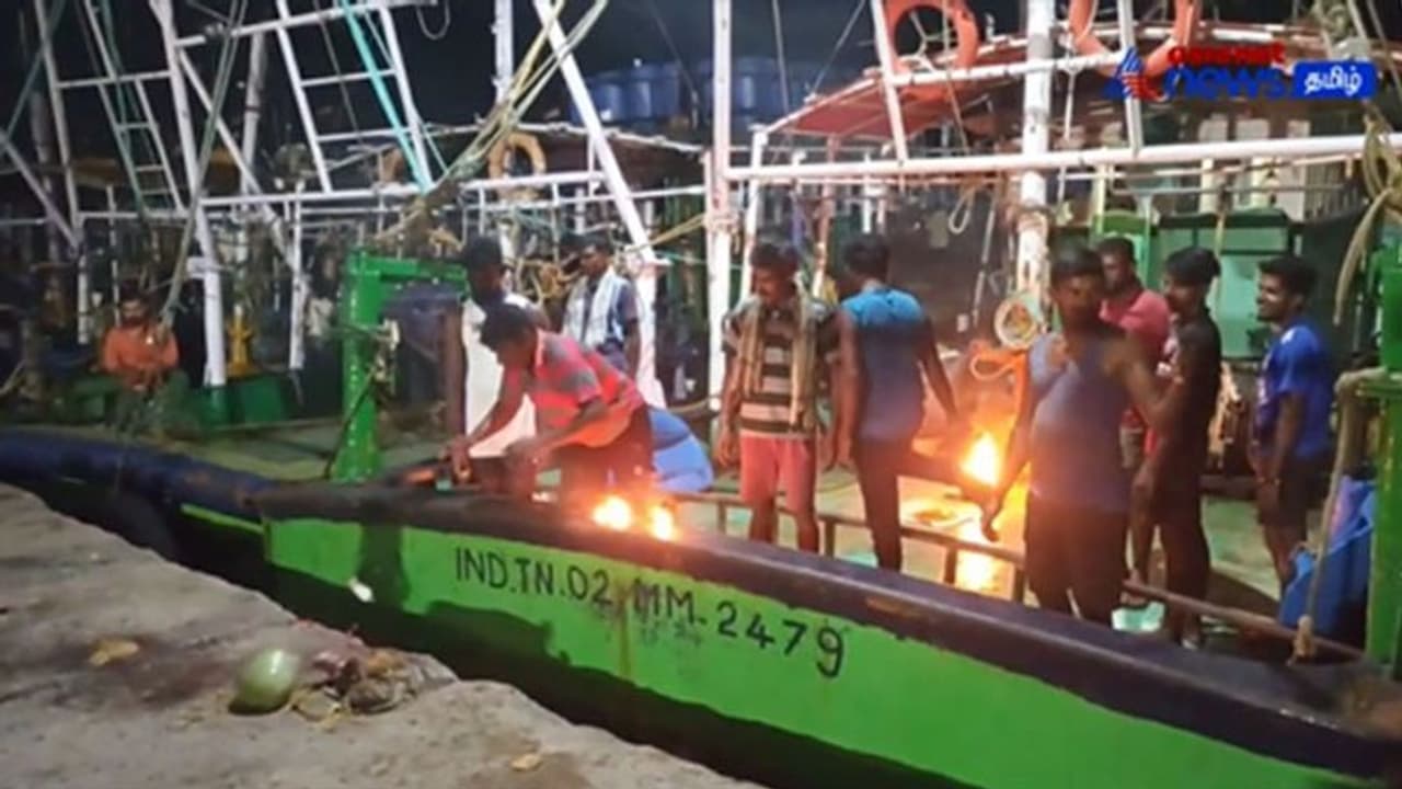 VIDEO : முடிவுக்கு வந்த மீன்பிடி தடைக்காலம்! திருஷ்டி கழித்து விசைப்படகுகளுடன் கடலுக்கு சென்ற மீனவர்கள்!