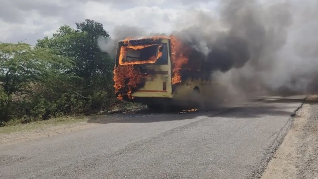 ವಿಜಯನಗರ: ಕೊಟ್ಟೂರಲ್ಲಿ ಶಾಲಾ ಬಸ್ಗೆ ಬೆಂಕಿ, ಅದೃಷ್ಟವಶಾತ್ ಎಲ್ಲ ಮಕ್ಕಳು ಸೇಫ್..! ವಿಜಯನಗರ: ಕೊಟ್ಟೂರಲ್ಲಿ ಶಾಲಾ ಬಸ್ಗೆ ಬೆಂಕಿ, ಅದೃಷ್ಟವಶಾತ್ ಎಲ್ಲ ಮಕ್ಕಳು ಸೇಫ್..!