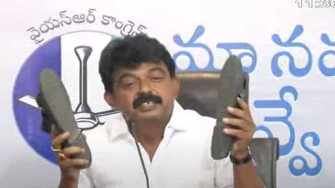 చెప్పులు కాదు... ముందు ‘గ్లాస్’ పోయింది చూస్కో : పవన్ కల్యాణ్కు పేర్ని నాని కౌంటర్ చెప్పులు కాదు... ముందు ‘గ్లాస్’ పోయింది చూస్కో : పవన్ కల్యాణ్కు పేర్ని నాని కౌంటర్