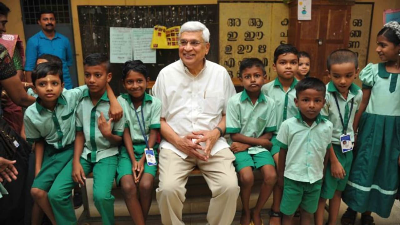 ആദ്യാക്ഷരങ്ങൾ പകർന്നു നൽകിയ വിദ്യാലയത്തിലേക്ക് പഴയ ഒന്നാം ക്ലാസുകാരനായി പ്രകാശ് കാരാട്ട് എത്തി ആദ്യാക്ഷരങ്ങൾ പകർന്നു നൽകിയ വിദ്യാലയത്തിലേക്ക് പഴയ ഒന്നാം ക്ലാസുകാരനായി പ്രകാശ് കാരാട്ട് എത്തി