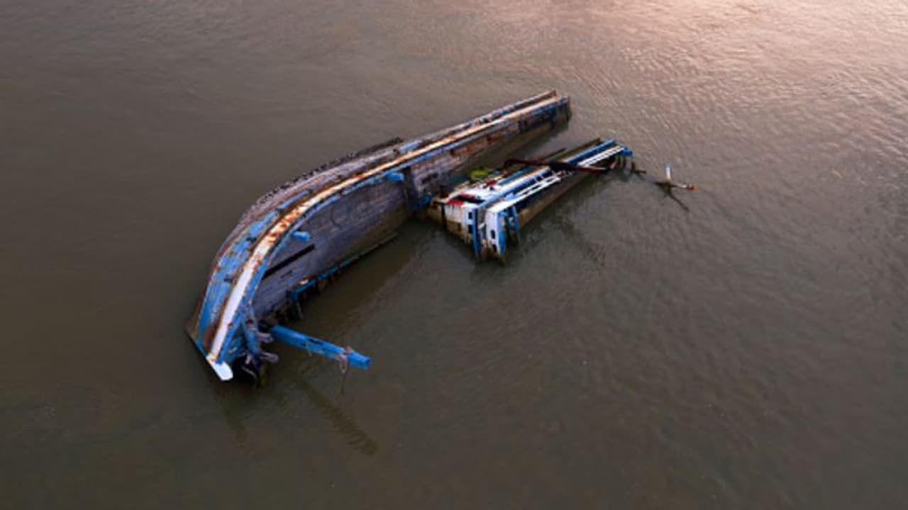 റോഡുകള് മഴയില് മുങ്ങി, വിവാഹ വേദിയിലേക്കുള്ള ബോട്ട് തകര്ന്നു; നൂറോളം ആളുകള്ക്ക് ദാരുണാന്ത്യം റോഡുകള് മഴയില് മുങ്ങി, വിവാഹ വേദിയിലേക്കുള്ള ബോട്ട് തകര്ന്നു; നൂറോളം ആളുകള്ക്ക് ദാരുണാന്ത്യം