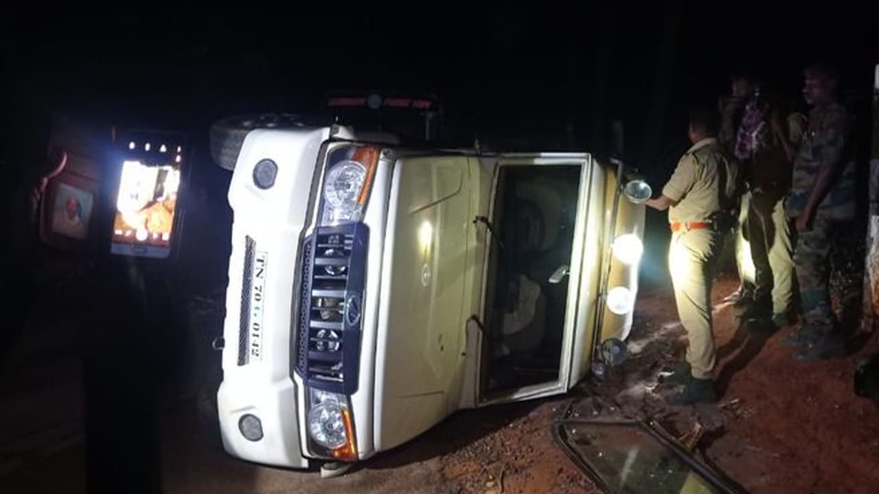 கோவையில் வனத்துறையினரின் வாகனத்தை பந்தாடி உயிர் பயத்தை காட்டிய ஒற்றை காட்டு யானை கோவையில் வனத்துறையினரின் வாகனத்தை பந்தாடி உயிர் பயத்தை காட்டிய ஒற்றை காட்டு யானை