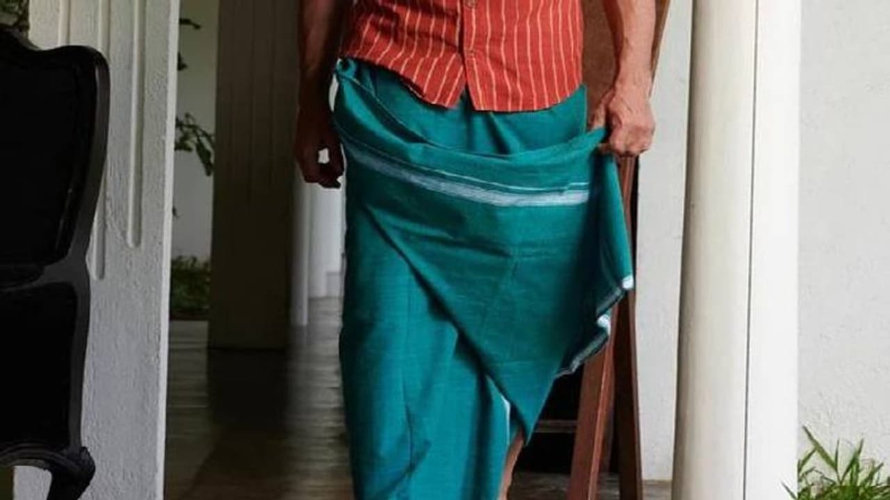 ലുങ്കിയും നൈറ്റിയും ധരിച്ച് പുറത്ത് ചുറ്റിത്തിരിയരുത്; റെസിഡന്റ്സ് വെൽഫെയർ അസോസിയേഷന്റെ സർക്കുലർ ലുങ്കിയും നൈറ്റിയും ധരിച്ച് പുറത്ത് ചുറ്റിത്തിരിയരുത്; റെസിഡന്റ്സ് വെൽഫെയർ അസോസിയേഷന്റെ സർക്കുലർ