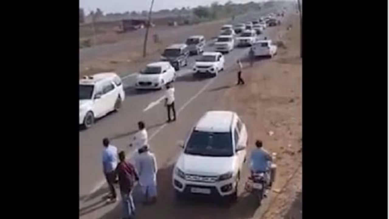 400 ಕಾರಿನ ಬೆಂಗಾವಲು ಪಡೆ ಜತೆ 300 ಕಿ.ಮೀ. ಪ್ರಯಾಣ ಮಾಡಿ ಬಿಜೆಪಿಯಿಂದ ಮರಳಿ ಕಾಂಗ್ರೆಸ್ ಸೇರಿದ ನಾಯಕ 400 ಕಾರಿನ ಬೆಂಗಾವಲು ಪಡೆ ಜತೆ 300 ಕಿ.ಮೀ. ಪ್ರಯಾಣ ಮಾಡಿ ಬಿಜೆಪಿಯಿಂದ ಮರಳಿ ಕಾಂಗ್ರೆಸ್ ಸೇರಿದ ನಾಯಕ