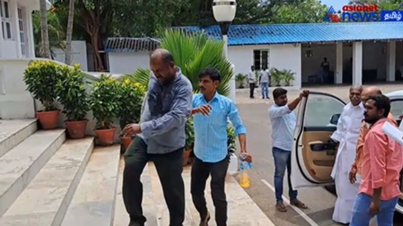 Watch|புதுவை சட்டப்பேரவை வளாகத்தில் தீக்குளிக்க முயற்சி! முதல்வர் மீதும் தெளித்த பெட்ரோல்! ஓடி வந்த அதிகாரிகள்