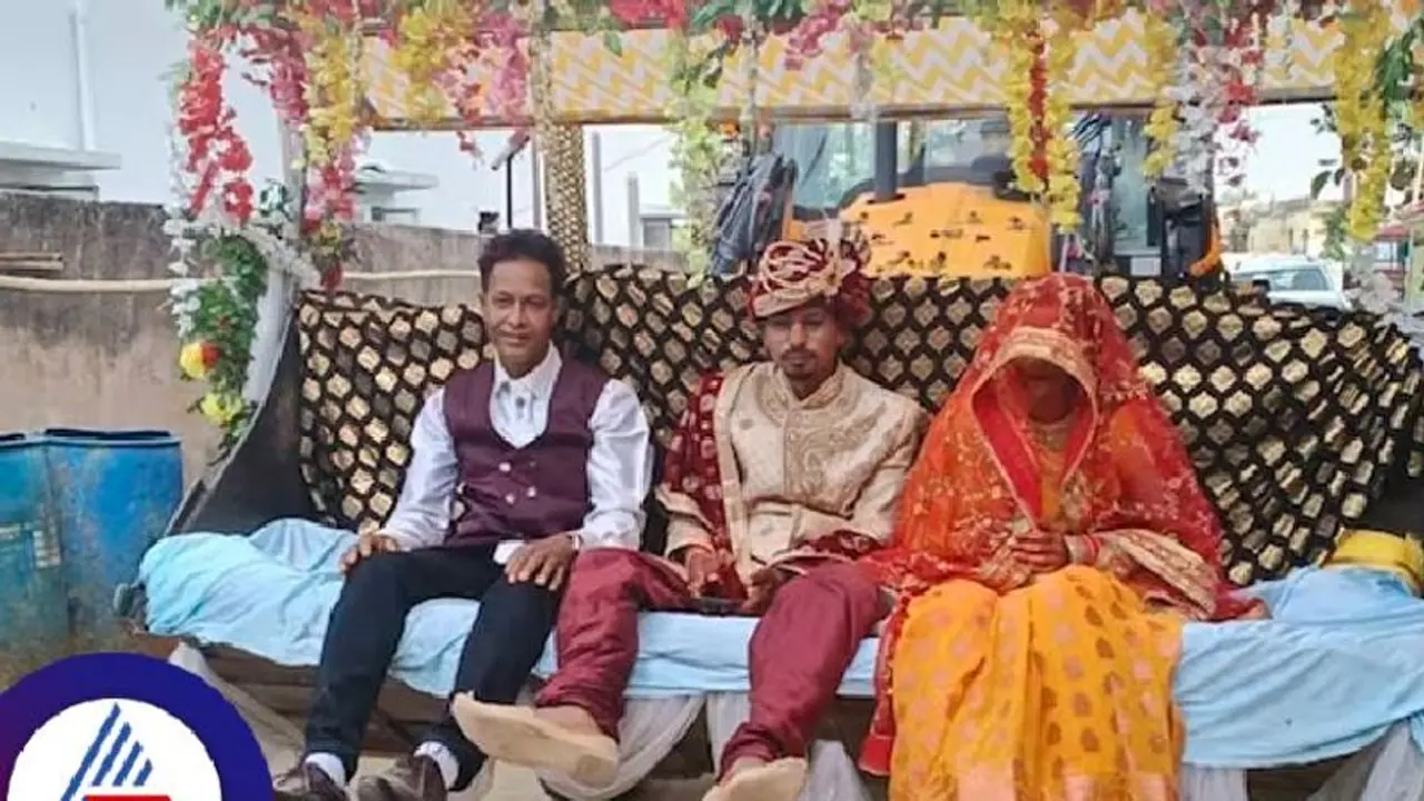 ಕಾರಲ್ಲ..ಬಸ್ಸಲ್ಲ..ಸಿಂಗರಿಸಿದ ಜೆಸಿಬಿಯಲ್ಲಿ ಮದುಮಗಳ ಮೆರವಣಿಗೆ ಕರೆತಂದ ವರ! ಕಾರಲ್ಲ..ಬಸ್ಸಲ್ಲ..ಸಿಂಗರಿಸಿದ ಜೆಸಿಬಿಯಲ್ಲಿ ಮದುಮಗಳ ಮೆರವಣಿಗೆ ಕರೆತಂದ ವರ!