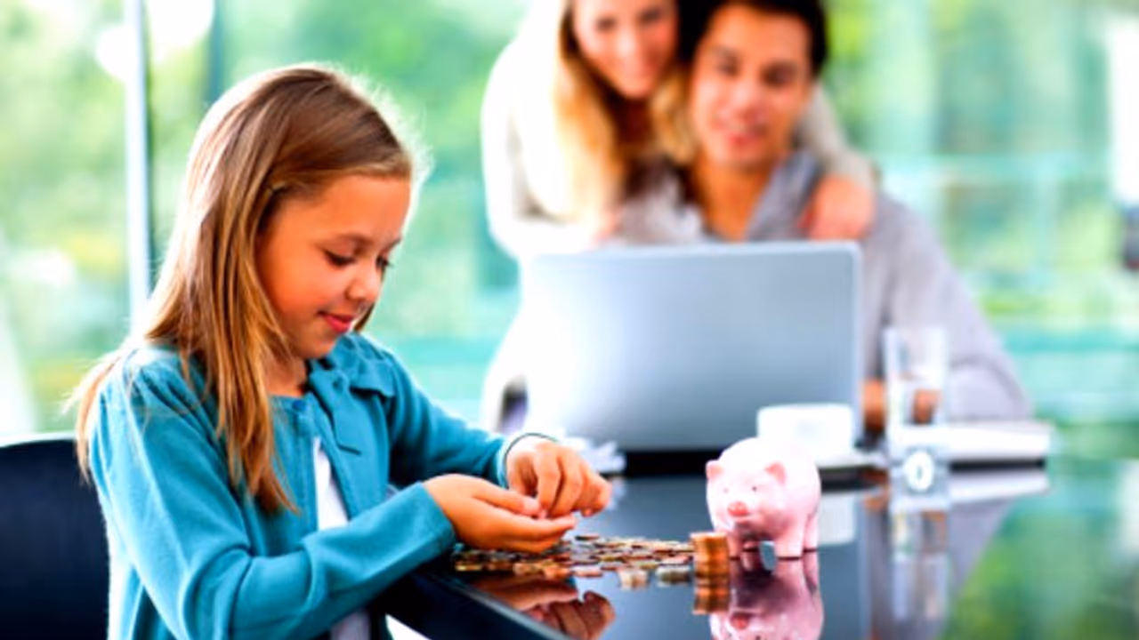 കുട്ടികൾ പണം ആവശ്യപ്പെടാറുണ്ടോ? നിങ്ങളുടെ കുട്ടികളെ പഠിപ്പിക്കേണ്ട നാല് ധനപാഠങ്ങളിതാ കുട്ടികൾ പണം ആവശ്യപ്പെടാറുണ്ടോ? നിങ്ങളുടെ കുട്ടികളെ പഠിപ്പിക്കേണ്ട നാല് ധനപാഠങ്ങളിതാ