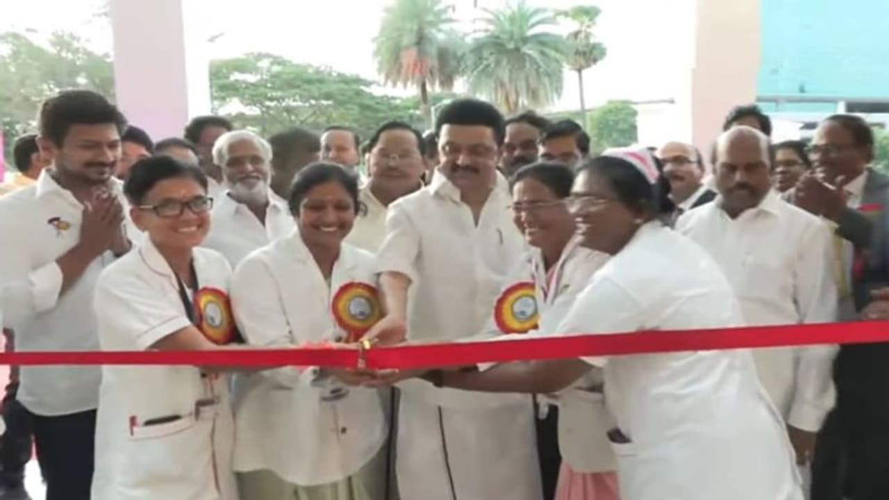 கலைஞர் நூற்றாண்டு உயர் சிறப்பு மருத்துவமனை செவிலியர்களுடன் திறந்த முதல்வர் ஸ்டாலின்! கலைஞர் நூற்றாண்டு உயர் சிறப்பு மருத்துவமனை செவிலியர்களுடன் திறந்த முதல்வர் ஸ்டாலின்!