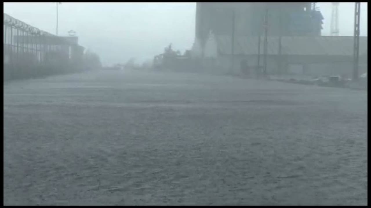 వర్షం వల్ల రోడ్డు కనిపించకపోవడంతో ఎడ్లబండిని ఢీకొన్న బైక్.. రైతు మృతి.. నిర్మల్ లో ఘటన వర్షం వల్ల రోడ్డు కనిపించకపోవడంతో ఎడ్లబండిని ఢీకొన్న బైక్.. రైతు మృతి.. నిర్మల్ లో ఘటన