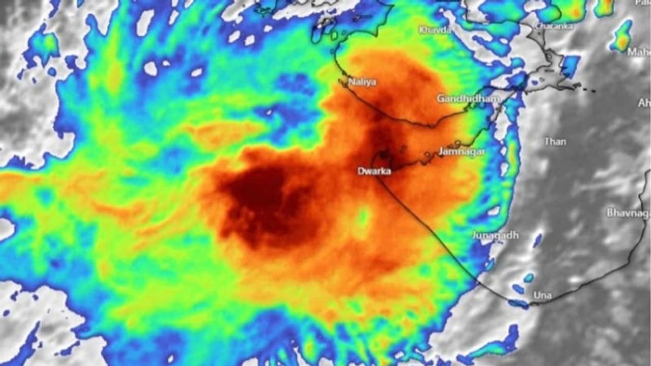 కాసేపట్లో తీరం దాటనున్న బిపర్ జాయ్ : సర్వసన్నద్ధంగా యంత్రాంగం, మద్ధతుగా త్రివిధ దళాలు.. తీరంలో భయం భయం కాసేపట్లో తీరం దాటనున్న బిపర్ జాయ్ : సర్వసన్నద్ధంగా యంత్రాంగం, మద్ధతుగా త్రివిధ దళాలు.. తీరంలో భయం భయం