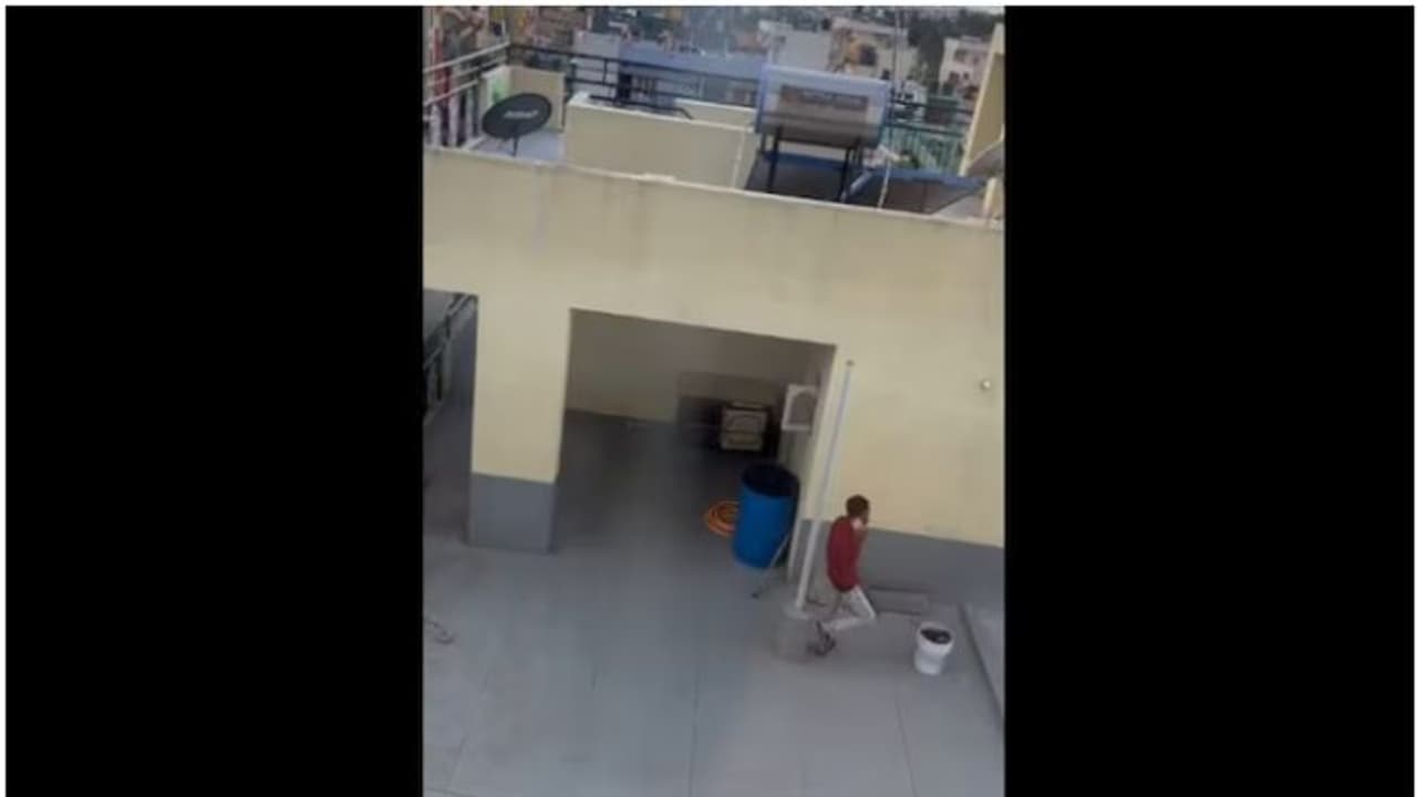 വാടകവീട് അന്വേഷിക്കാനെന്ന വ്യാജേന എത്തും, സ്ത്രീകളുടെ അടിവസ്ത്രം മോഷ്ടിച്ച് സ്വയംഭോ​ഗം; യുവാവിനെ തേടി പൊലീസ്