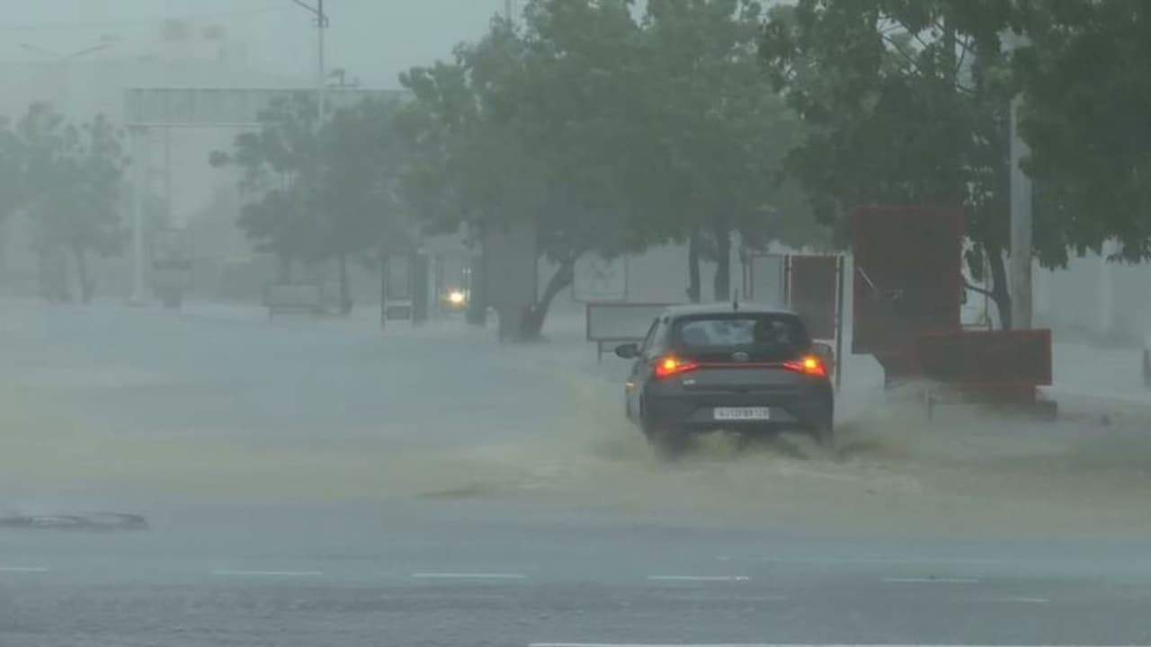ബിപോർജോയ് ചുഴലിക്കാറ്റിൽ ഗുജറാത്തിൽ വീടുകൾ തകർന്നു, വ്യാപക നാശനഷ്ടം; വെള്ളപ്പൊക്കത്തിനും സാധ്യത