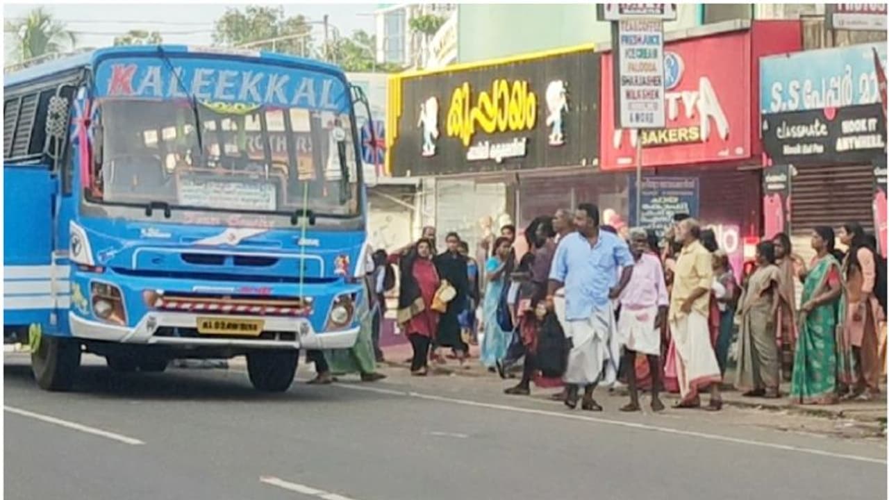 നിറയെ യാത്രക്കാർ, ആലപ്പുഴയിൽ ബസിനകത്ത് നിമിഷനേരത്തിൽ വൻ പുക! നിലവിളിച്ച് യാത്രക്കാര്, ഒടുവിൽ രക്ഷ നിറയെ യാത്രക്കാർ, ആലപ്പുഴയിൽ ബസിനകത്ത് നിമിഷനേരത്തിൽ വൻ പുക! നിലവിളിച്ച് യാത്രക്കാര്, ഒടുവിൽ രക്ഷ