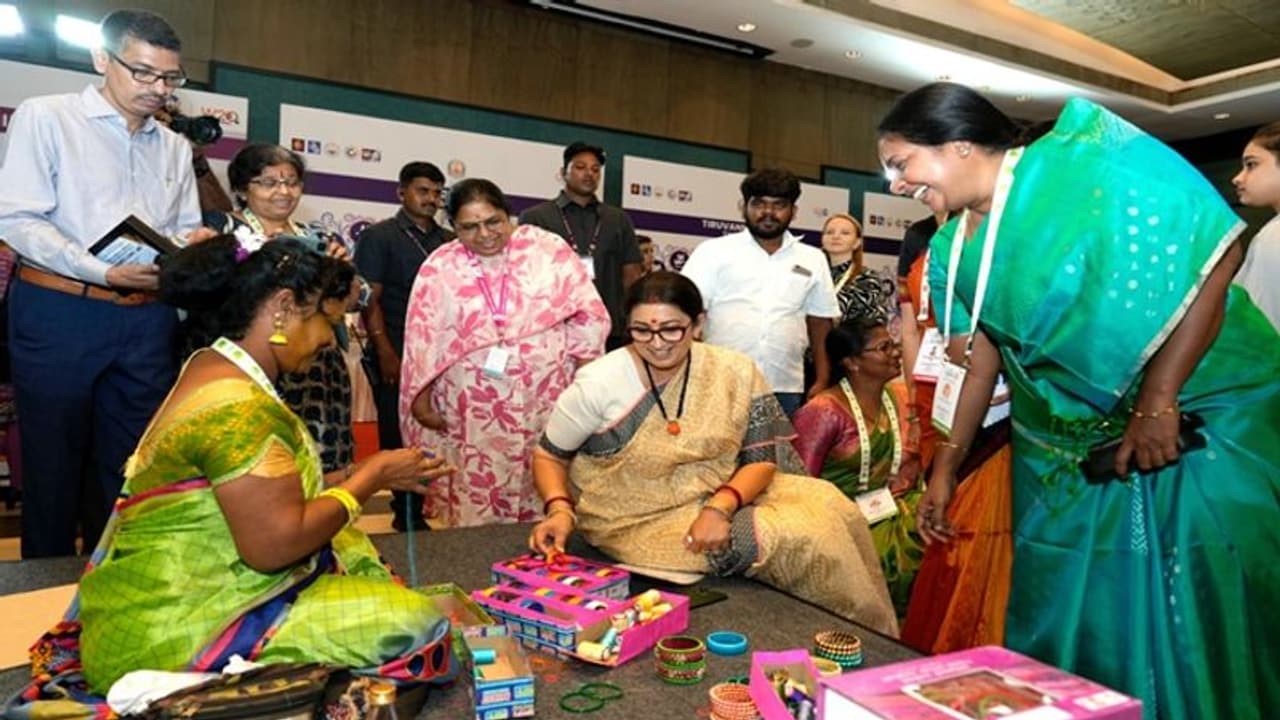 பெண்களிடம் பொருளாதார தலைமை: ஸ்மிருதி இரானி பேச்சு! பெண்களிடம் பொருளாதார தலைமை: ஸ்மிருதி இரானி பேச்சு!