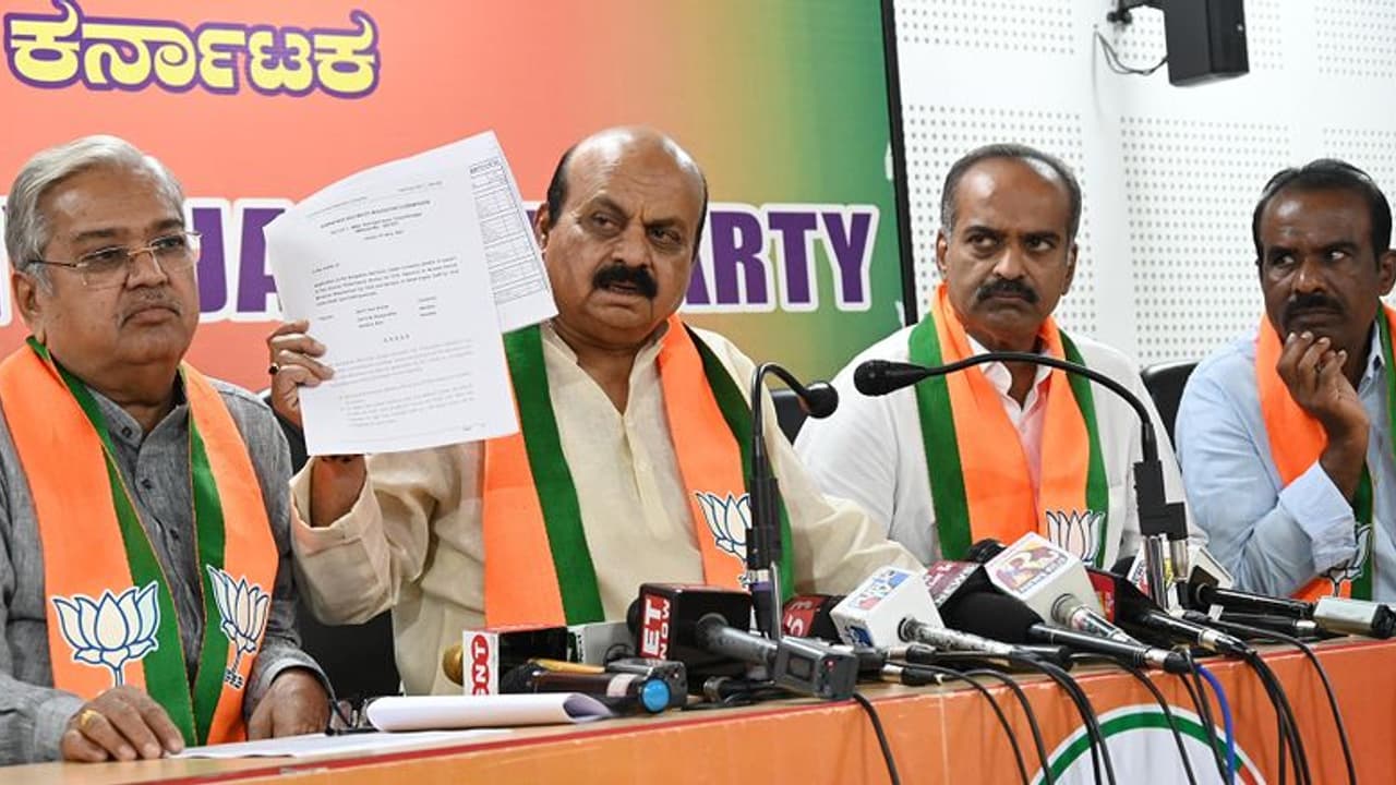 10 ಕೆ.ಜಿ ಅಕ್ಕಿ ಕೊಡದಿದ್ದರೆ ಹೋರಾಟ: ಮಾಜಿ ಸಿಎಂ ಬೊಮ್ಮಾಯಿ 10 ಕೆ.ಜಿ ಅಕ್ಕಿ ಕೊಡದಿದ್ದರೆ ಹೋರಾಟ: ಮಾಜಿ ಸಿಎಂ ಬೊಮ್ಮಾಯಿ