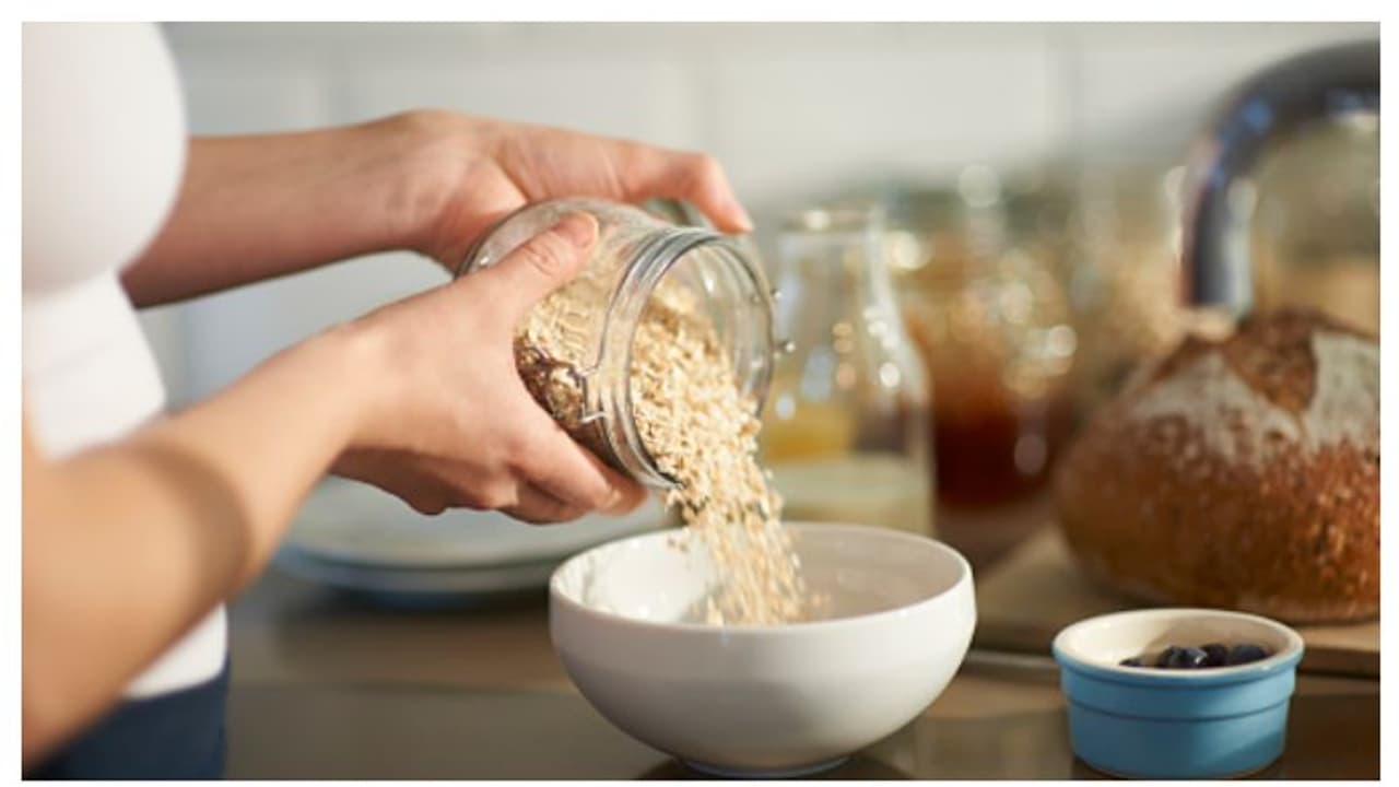 Health Tips : ദിവസവും ഒരു നേരം ഓട്സ് കഴിക്കാം, ഗുണങ്ങൾ പലതാണ് Health Tips : ദിവസവും ഒരു നേരം ഓട്സ് കഴിക്കാം, ഗുണങ്ങൾ പലതാണ്