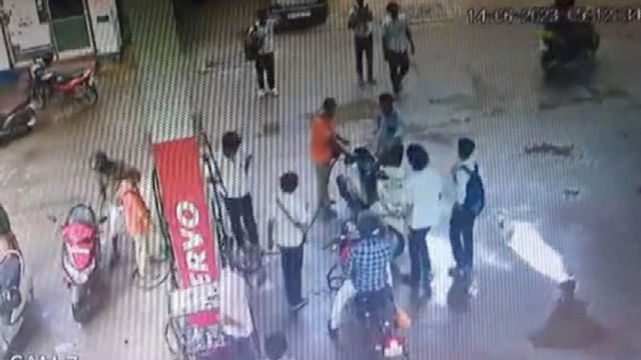 പ്ലാസ്റ്റിക് കുപ്പിയിൽ പെട്രോൾ നല്കിയില്ല, മുക്കത്ത് പമ്പ് ജീവനക്കാരെ കൂട്ടമായെത്തി ആക്രമിച്ച് വിദ്യാർത്ഥികൾ പ്ലാസ്റ്റിക് കുപ്പിയിൽ പെട്രോൾ നല്കിയില്ല, മുക്കത്ത് പമ്പ് ജീവനക്കാരെ കൂട്ടമായെത്തി ആക്രമിച്ച് വിദ്യാർത്ഥികൾ