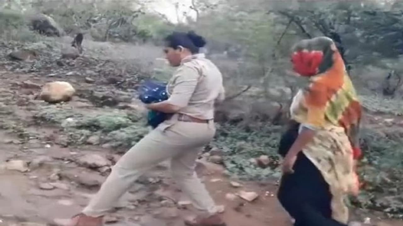 బిపార్జోయ్ తో గుజరాత్ అతలాకుతలం.. 4 రోజుల చిన్నారిని ఎత్తుకొని సురక్షితంగా తరలించిన మహిళా పోలీసు.. వైరల్ బిపార్జోయ్ తో గుజరాత్ అతలాకుతలం.. 4 రోజుల చిన్నారిని ఎత్తుకొని సురక్షితంగా తరలించిన మహిళా పోలీసు.. వైరల్