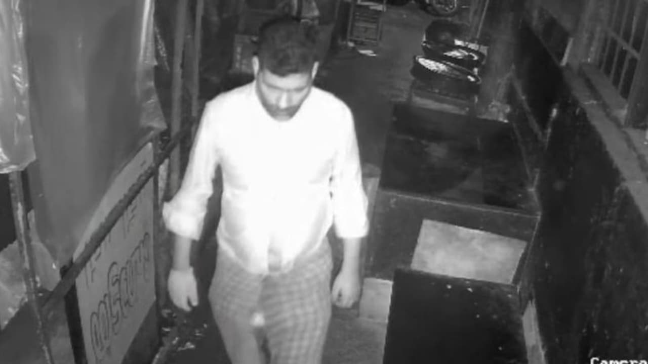 താമരശേരി പൊലീസ് സ്റ്റേഷന്റെ സമീപത്തെ കെട്ടിടത്തില് കവര്ച്ച; മോഷ്ടിച്ചത് സ്വര്ണത്തരികള് താമരശേരി പൊലീസ് സ്റ്റേഷന്റെ സമീപത്തെ കെട്ടിടത്തില് കവര്ച്ച; മോഷ്ടിച്ചത് സ്വര്ണത്തരികള്