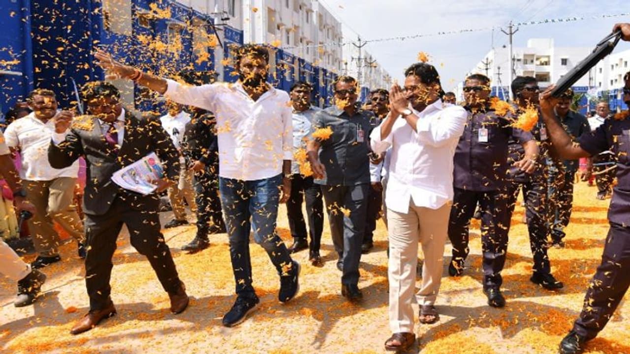 సీఎం జగన్ను ఆ సీటు నుంచి దింపే మగాడు ఈ రాష్ట్రంలో పుట్టలేదు.. : కొడాలి నాని సీఎం జగన్ను ఆ సీటు నుంచి దింపే మగాడు ఈ రాష్ట్రంలో పుట్టలేదు.. : కొడాలి నాని