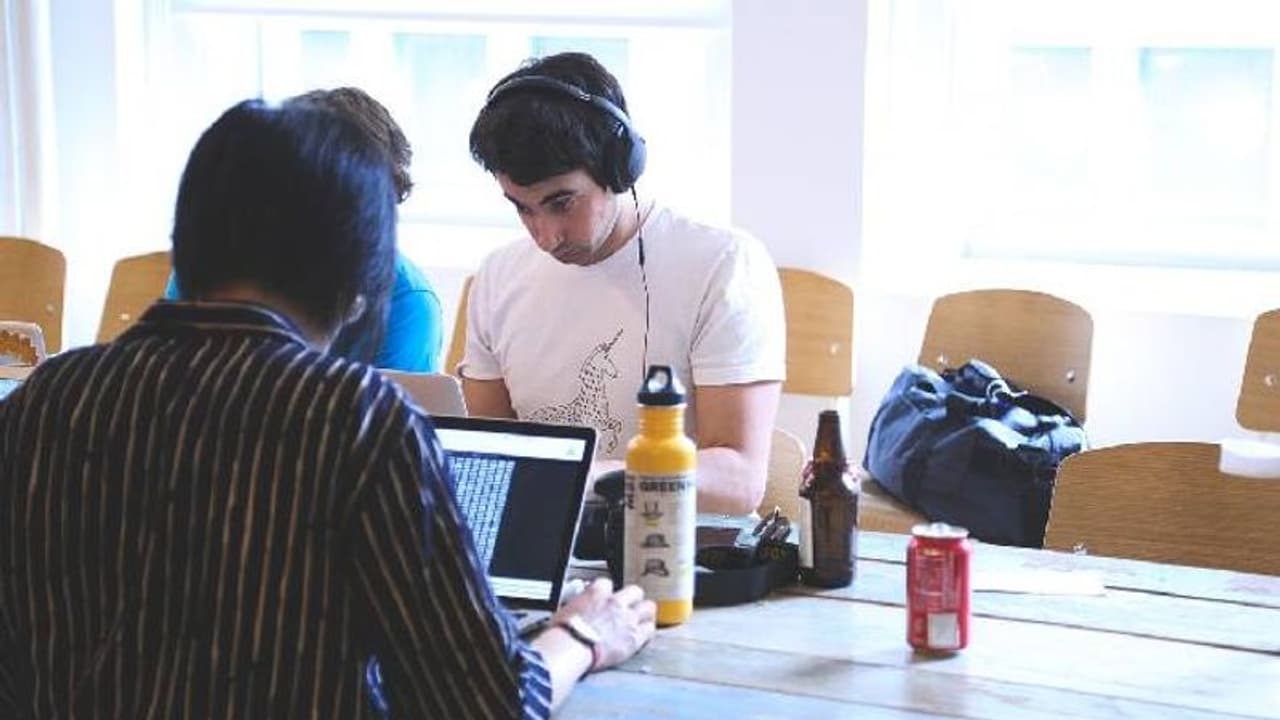 വിളിച്ചിട്ട് ഫോണെടുക്കുന്നില്ല, അകത്ത് കയറാൻ സമ്മതിക്കുന്നില്ല, ഓഫീസിന് ബോംബിട്ടിട്ടുണ്ട് എന്ന് യുവാവിന്റെ ഫോൺ വിളിച്ചിട്ട് ഫോണെടുക്കുന്നില്ല, അകത്ത് കയറാൻ സമ്മതിക്കുന്നില്ല, ഓഫീസിന് ബോംബിട്ടിട്ടുണ്ട് എന്ന് യുവാവിന്റെ ഫോൺ