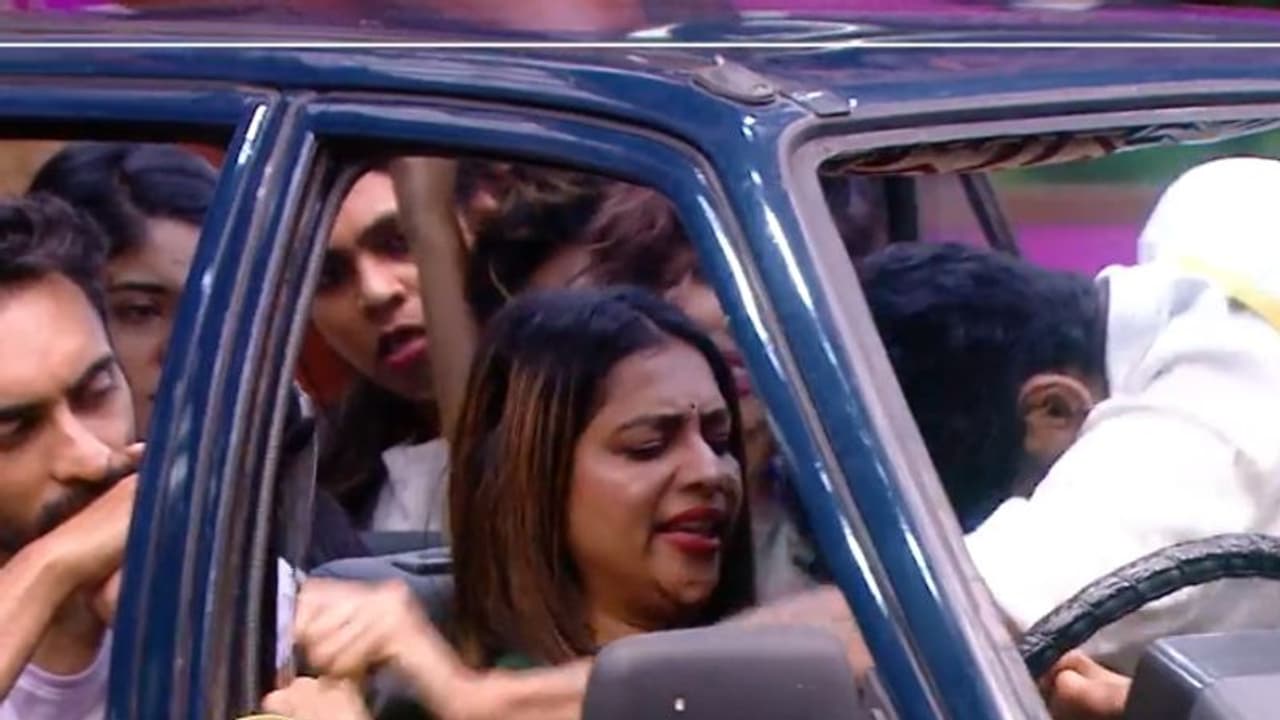 'ദേഹത്ത് തൊടരുത്', അഖില്‍ മാരാറിനെ താക്കീത് ചെയ്‍ത് ശോഭ