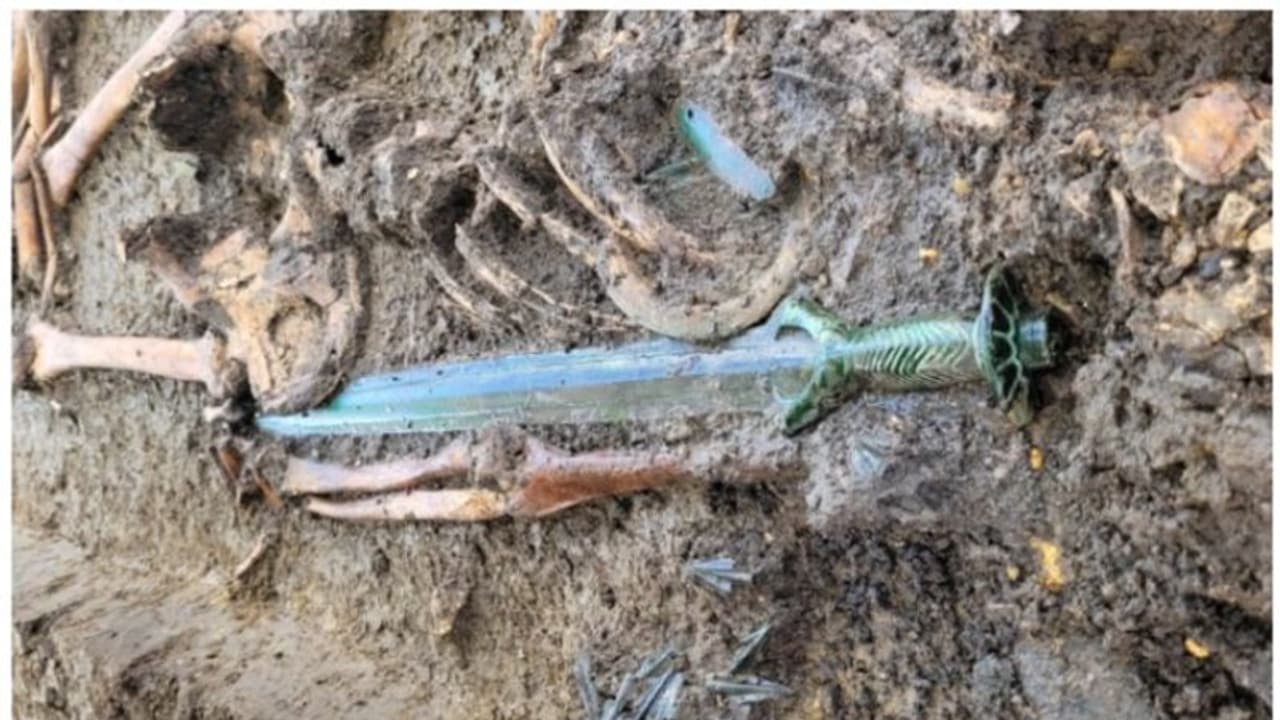 3000 വര്‍ഷം പഴക്കമുള്ള വെങ്കല നിര്‍മ്മിതമായ വാള്‍ പുരാവസ്തു ഗവേഷകര്‍ കണ്ടെത്തി !