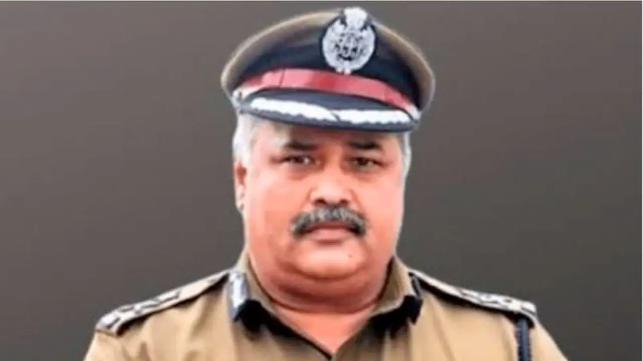 മുൻ ഡിജിപിയുടെ വീട്ടിലെ ഫ്യൂസ് ഊരി ഊർജ വകുപ്പ് സെക്രട്ടറിയായ മുൻ ഭാര്യ; അനാവശ്യ ചെലവ് ഒഴിവാക്കാനെന്ന് മറുപടി മുൻ ഡിജിപിയുടെ വീട്ടിലെ ഫ്യൂസ് ഊരി ഊർജ വകുപ്പ് സെക്രട്ടറിയായ മുൻ ഭാര്യ; അനാവശ്യ ചെലവ് ഒഴിവാക്കാനെന്ന് മറുപടി