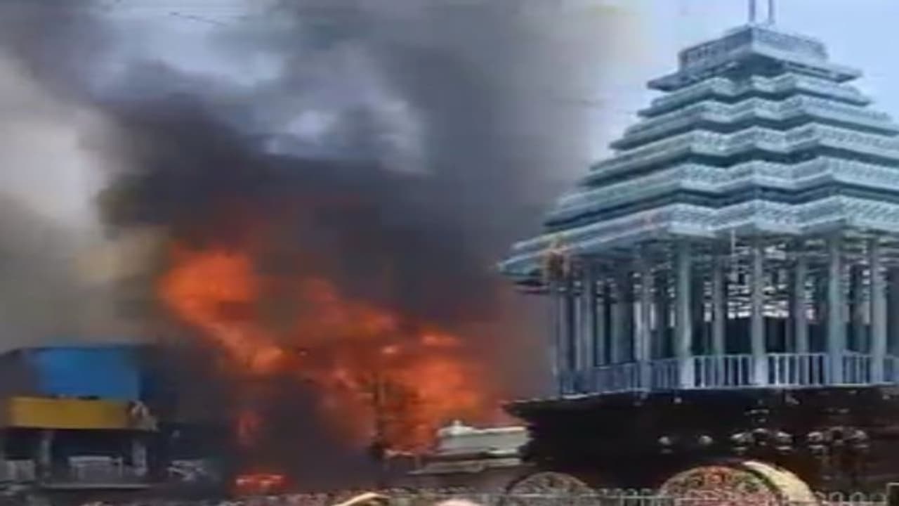 తిరుపతిలో అగ్ని ప్రమాదం.. గోవిందరాజస్వామి వారి రథానికి ప్రమాదం జరగలేదు: టీటీడీ ఈవో తిరుపతిలో అగ్ని ప్రమాదం.. గోవిందరాజస్వామి వారి రథానికి ప్రమాదం జరగలేదు: టీటీడీ ఈవో