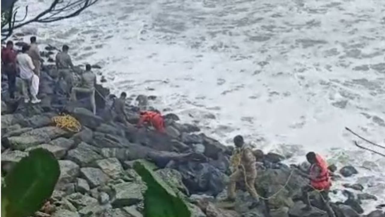 വാട്സ്ആപ്പ് സ്റ്റാറ്റസിൽ വിവരം പങ്കുവെച്ച് യുവതി കടലിൽ ചാടി; മൃതദേഹം കണ്ടെത്തി