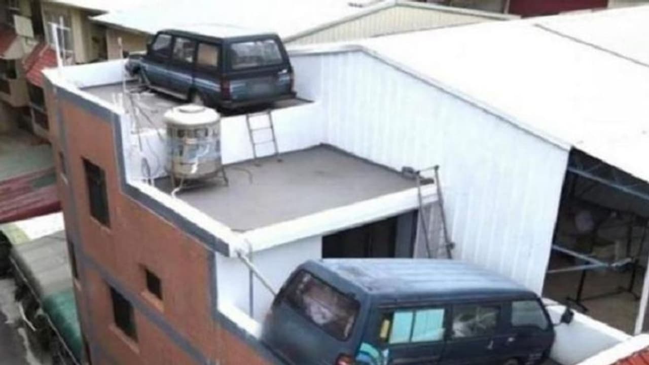  నో పార్కింగ్‌కు జరిమానాలు చెల్లించి విసిగిపోయి, ఏకంగా ఇంటి పైన కార్ యజమాని ఎం చేసాడో తెలుసా !