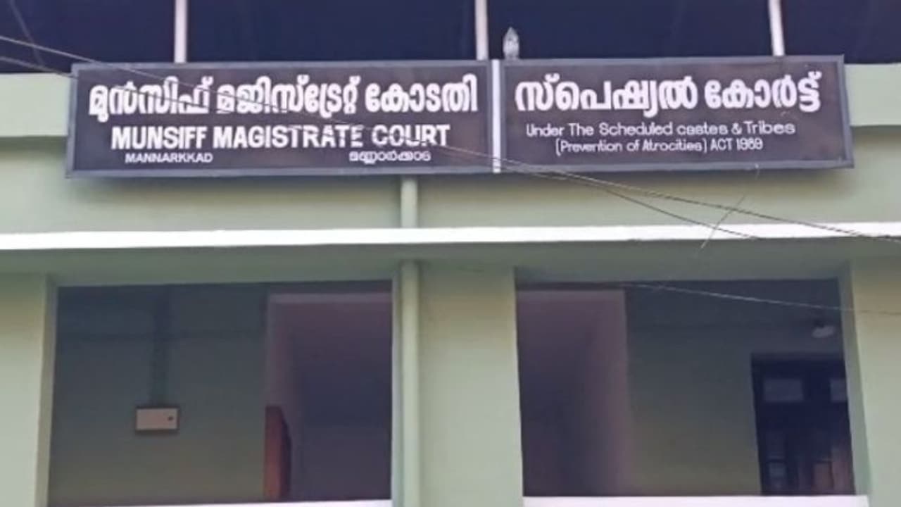 വീട്ടമ്മയെ വീട്ടിൽ കയറി കടന്നുപിടിച്ച കേസ്; പ്രതിക്ക് ഒന്നര വർഷം തടവും 20000 രൂപ പിഴയും ശിക്ഷ വീട്ടമ്മയെ വീട്ടിൽ കയറി കടന്നുപിടിച്ച കേസ്; പ്രതിക്ക് ഒന്നര വർഷം തടവും 20000 രൂപ പിഴയും ശിക്ഷ