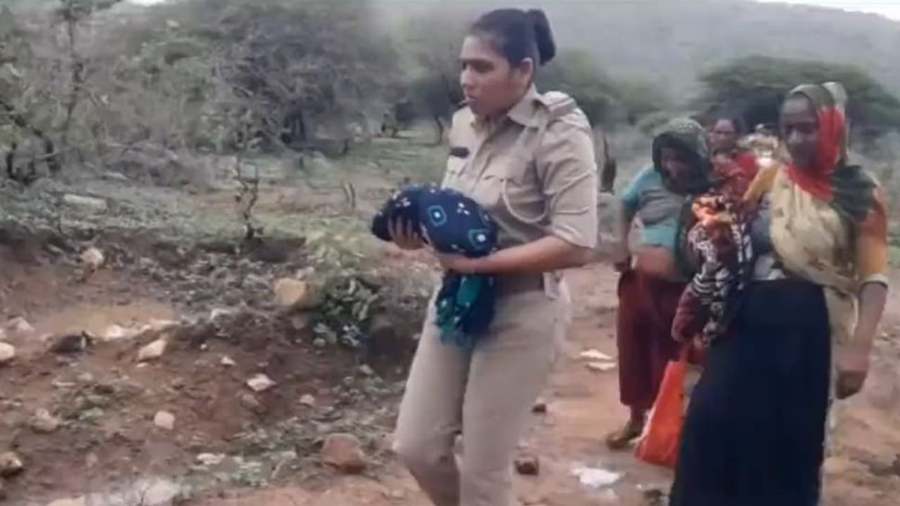 ಬಿಪೊರ್ಜಾಯ್ ಚಂಡಮಾರುತಕ್ಕೆ ನಲುಗಿದ ಗ್ರಾಮ, 4 ದಿನದ ಕಂದನ ರಕ್ಷಿಸಿದ ಪೊಲೀಸ್! ಬಿಪೊರ್ಜಾಯ್ ಚಂಡಮಾರುತಕ್ಕೆ ನಲುಗಿದ ಗ್ರಾಮ, 4 ದಿನದ ಕಂದನ ರಕ್ಷಿಸಿದ ಪೊಲೀಸ್!