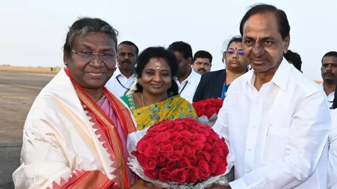 హైదరాబాద్కు చేరుకున్న రాష్ట్రపతి ద్రౌపది ముర్ము .. స్వాగతం పలికిన తమిళిసై , కేసీఆర్ హైదరాబాద్కు చేరుకున్న రాష్ట్రపతి ద్రౌపది ముర్ము .. స్వాగతం పలికిన తమిళిసై , కేసీఆర్