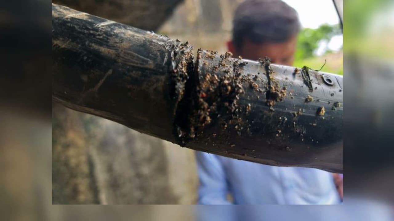 തലശേരിയിൽ റെയിൽവെ സിഗ്നൽ കേബിൾ മുറിച്ചുമാറ്റാൻ ശ്രമം: രണ്ട് പേർ പിടിയിൽ തലശേരിയിൽ റെയിൽവെ സിഗ്നൽ കേബിൾ മുറിച്ചുമാറ്റാൻ ശ്രമം: രണ്ട് പേർ പിടിയിൽ