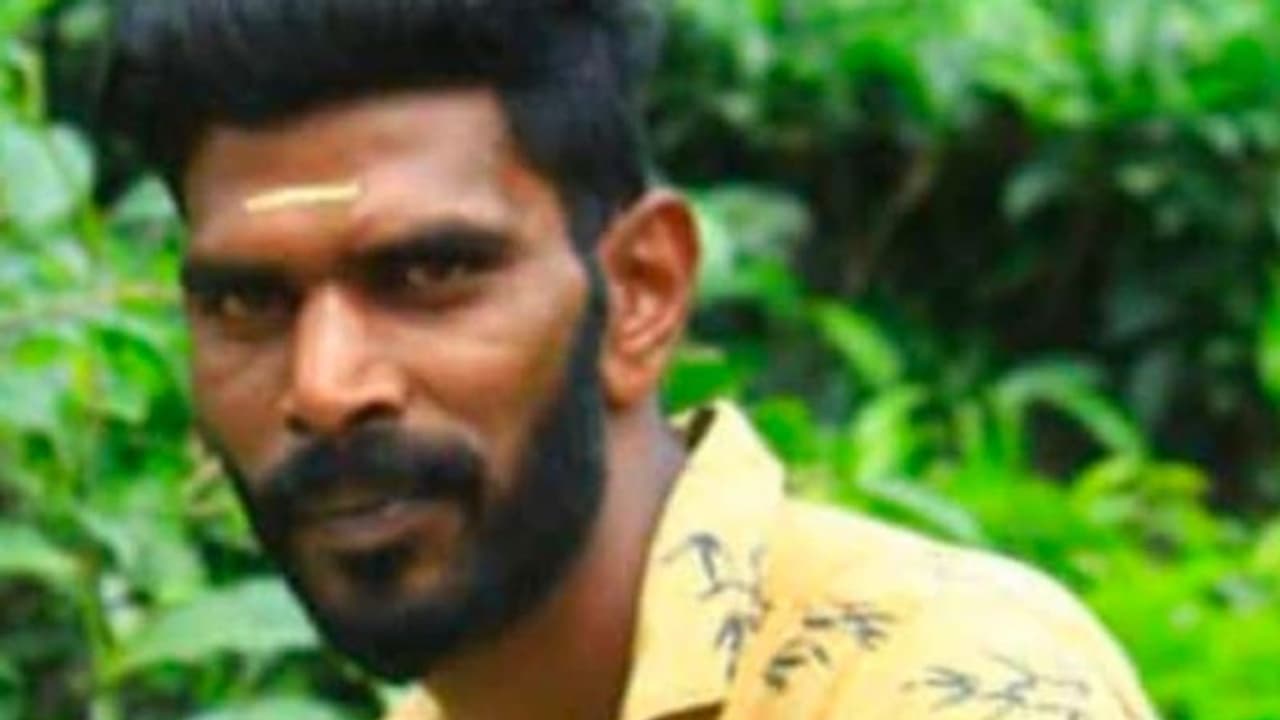 തോട്ടം തൊഴിലാളി വീടിനുള്ളിൽ മരിച്ച നിലയിൽ, ശരീരത്ത് പാടുകൾ; ദുരൂഹത, അന്വേഷണം തോട്ടം തൊഴിലാളി വീടിനുള്ളിൽ മരിച്ച നിലയിൽ, ശരീരത്ത് പാടുകൾ; ദുരൂഹത, അന്വേഷണം