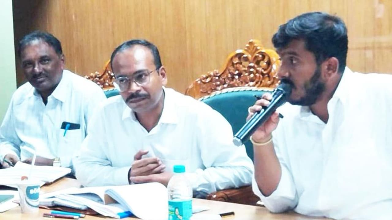 ಕಂದಾಯ ಇಲಾಖೆಯ ಅಧಿಕಾರಿಗಳಿಗೆ ಶಾಸಕ ಜಿ.ಡಿ.ಹರೀಶ್‌ ಗೌಡ ತರಾಟೆ