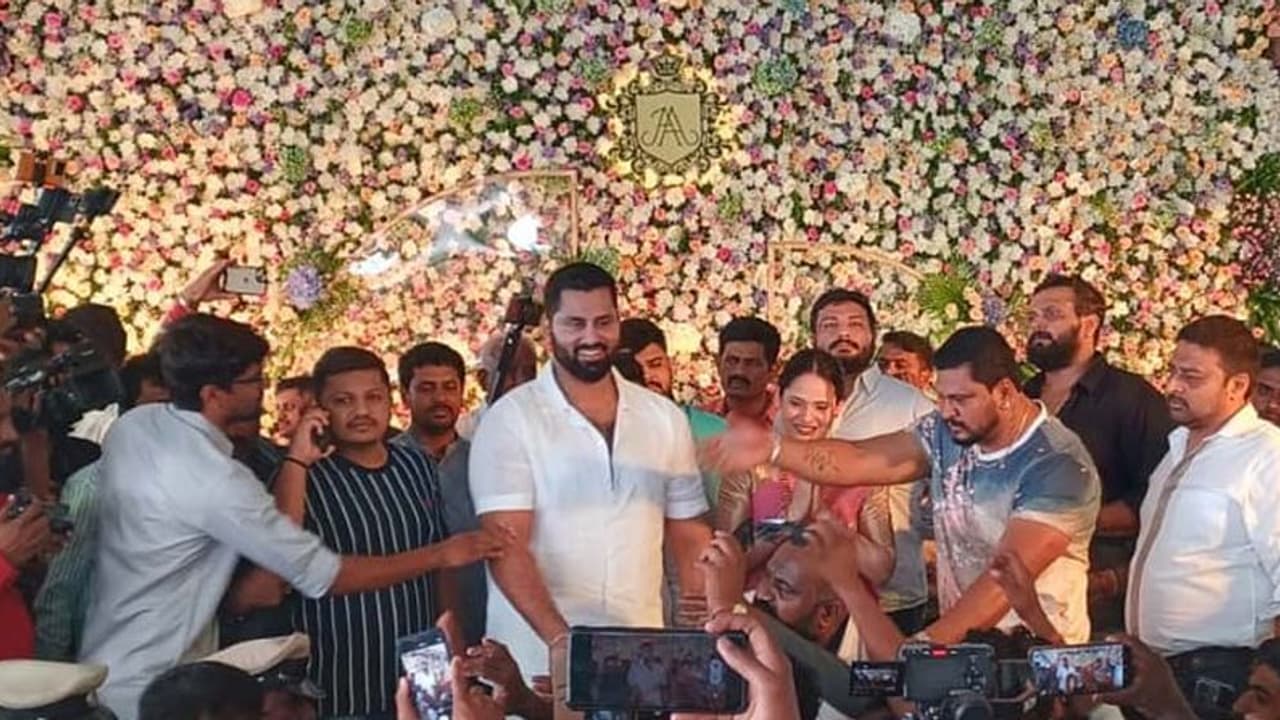 ಸಹಸ್ರಾರು ಜನರಿಂದ ಅಭಿ ಅವಿವಾಗೆ ಆಶೀರ್ವಾದ: ಆರತಕ್ಷತೆ ವೇದಿಕೆ ವಿಶೇಷ ಹೂವುಗಳಿಂದ ಅಲಂಕಾರ ಸಹಸ್ರಾರು ಜನರಿಂದ ಅಭಿ ಅವಿವಾಗೆ ಆಶೀರ್ವಾದ: ಆರತಕ್ಷತೆ ವೇದಿಕೆ ವಿಶೇಷ ಹೂವುಗಳಿಂದ ಅಲಂಕಾರ