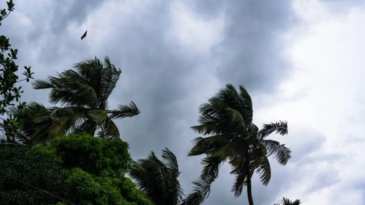 இடியுடன் கூடிய மழை பெய்யும்.. மீனவர்கள் கடலுக்கு செல்ல வேண்டாம்.. வானிலை மையம் எச்சரிக்கை..